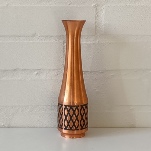 Vase i kobber med sort mønster
