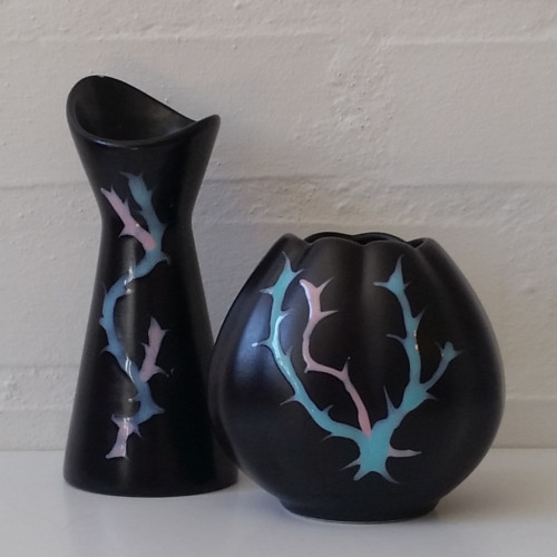 Sorte vaser med grenmotiv i lyserødt og lyseblåt