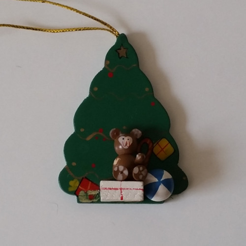 Juleophæng i træ med bamse, gaver og bold