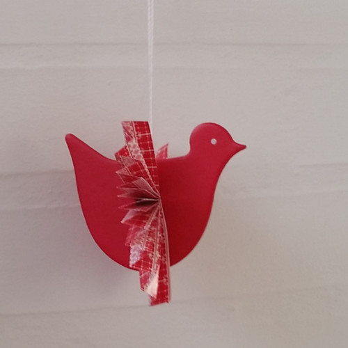 Røde jule-fugle i træ og papir