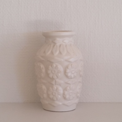 Bay-vase med lys glasur og reliefmønster