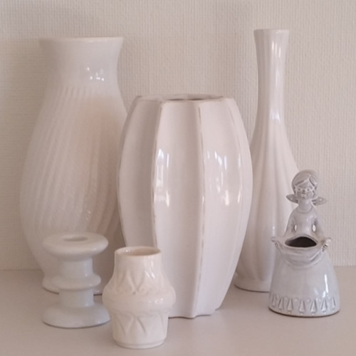 Hvide figurer i keramik og porcelæn