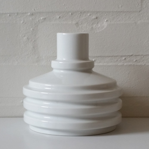 Edelstein, hvid vase med vandrette rifler