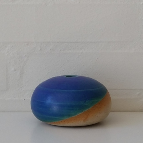 Elin Krebs, rund vase eller olielampe med blå glasur