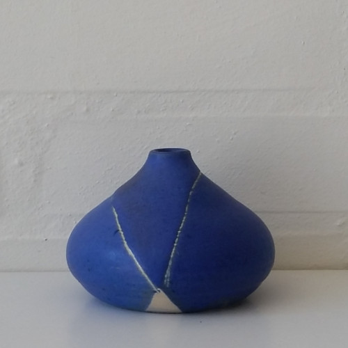 Løgformet keramikvase med blå glasur