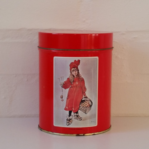 Rød metaldåser med motiv af Carl Larsson