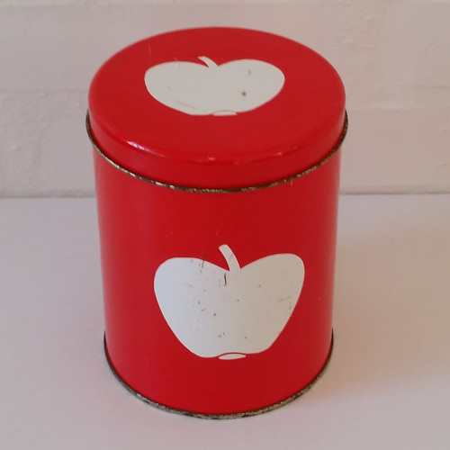 Rød dåse med hvidt æble