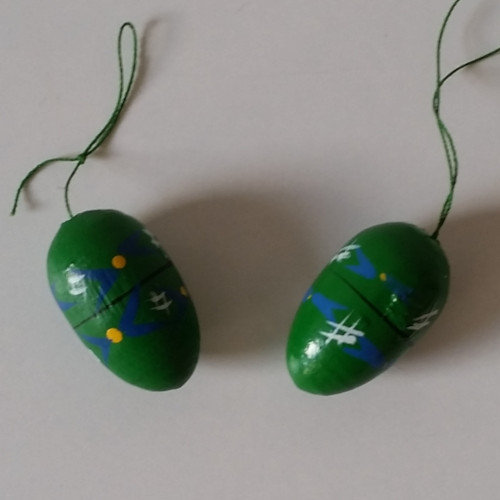Træ-æg med grøn bemaling
