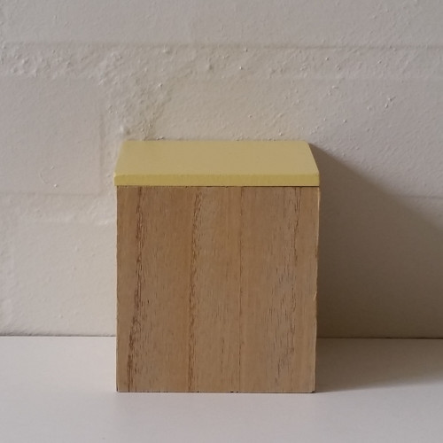 Lille træboks med gult låg, 35,00 kr.