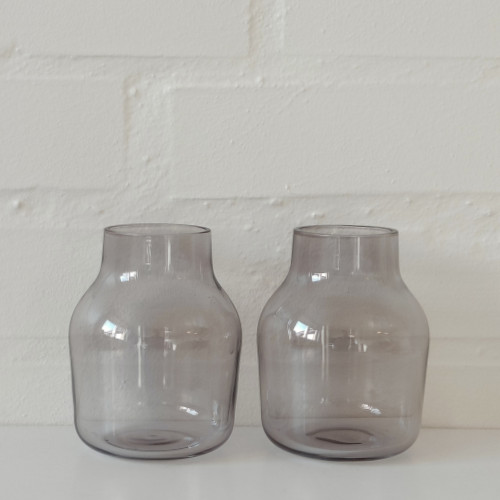 Små, grå vaser i glas
