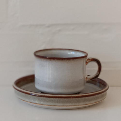 Søholm Keramik, kop og underkop fra Sonja-stellet