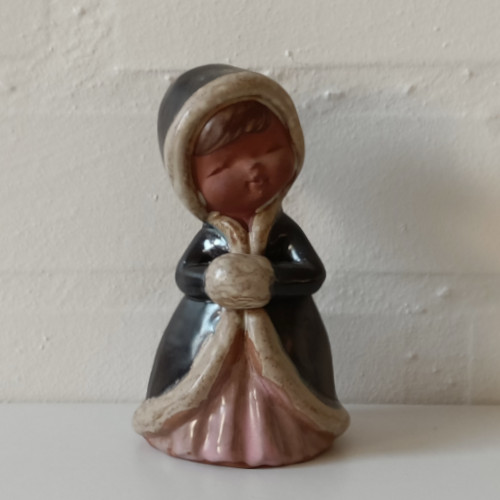 Keramikfigur af pige med muffedisse