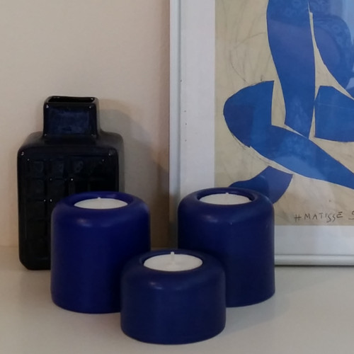 Boligindretning med blåt glas og blå keramik