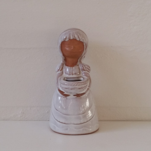 Hvid pigefigur i keramik