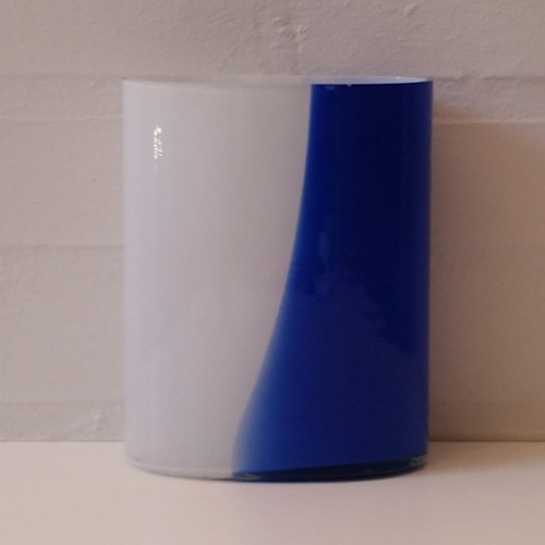Oval glasvase i hvidt og blåt