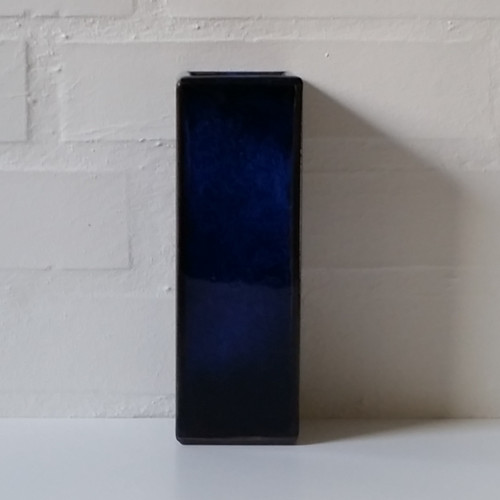 Firkantet vase med blank, blå glasur