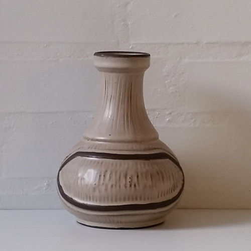 Gråbrun, riflet vase fra Løvemose Keramik