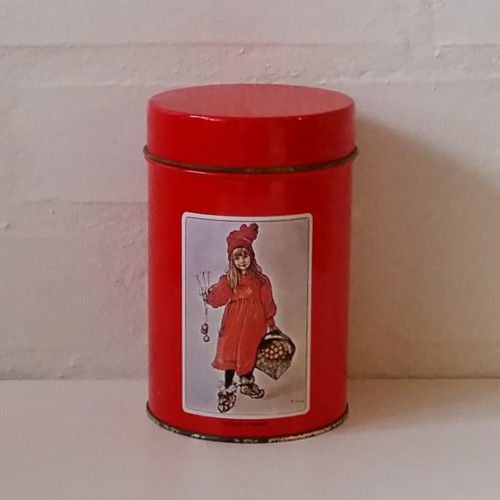 Rød dåse med motiv af Carl Larsson, 35,00 kr.