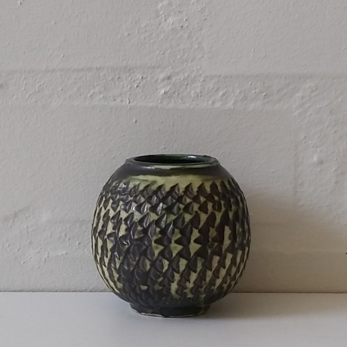 Kugleformet vase i grøn og sort