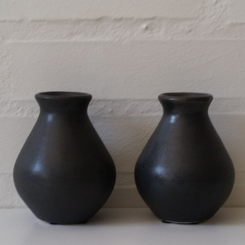 Vaser med mat, mørkegrå glasur