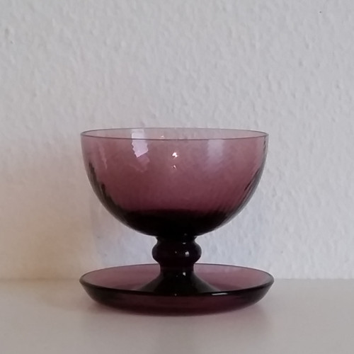 Blommefarvede dessertglas i riflet glas